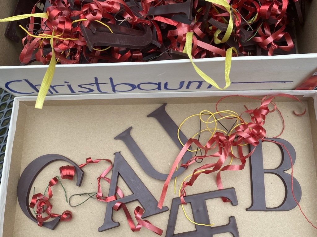 Ein Schuhkarton voller Buchstaben