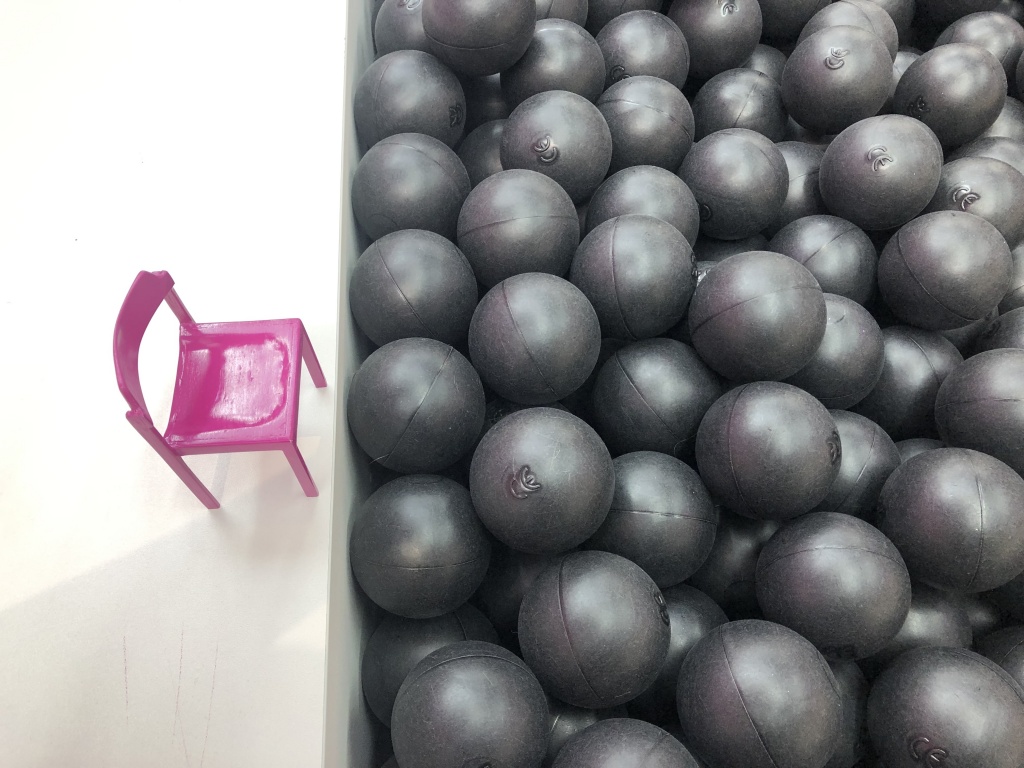 Ein pinker Stuhl geht auf Reisen